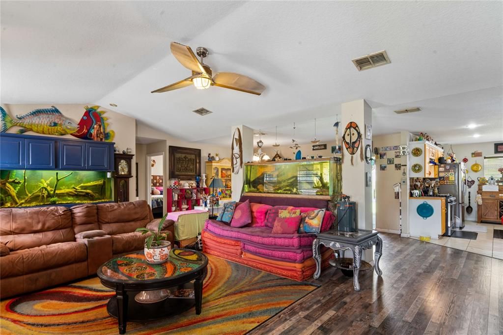 For Sale: $325,000 (3 beds, 2 baths, 1894 Square Feet)
