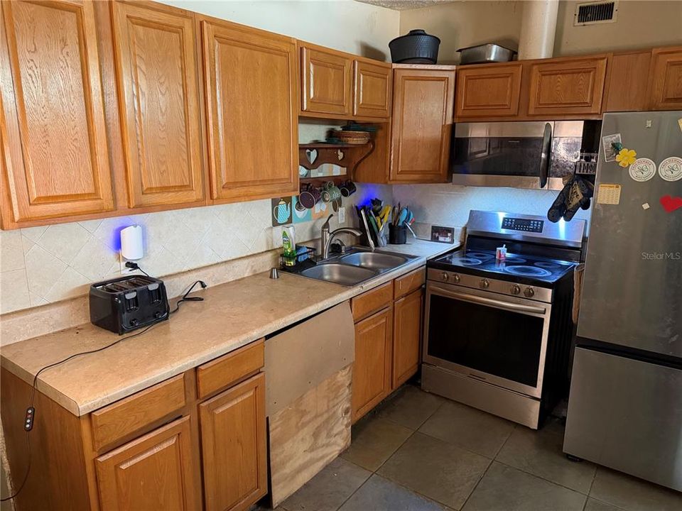 Activo con contrato: $225,000 (3 camas, 2 baños, 1391 Pies cuadrados)