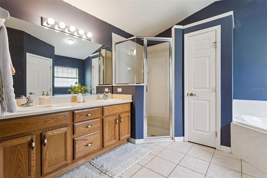 For Sale: $349,900 (3 beds, 2 baths, 1719 Square Feet)