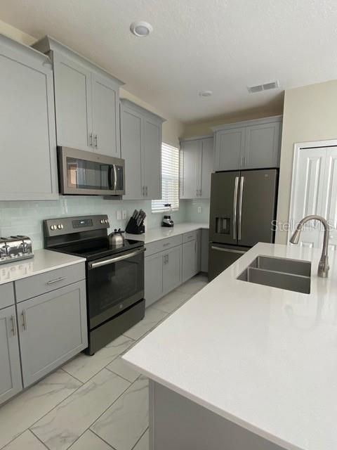 For Sale: $700,000 (5 beds, 5 baths, 2996 Square Feet)