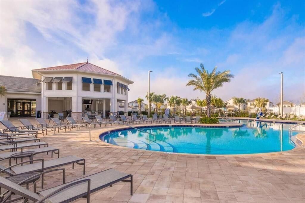 For Sale: $700,000 (5 beds, 5 baths, 2996 Square Feet)