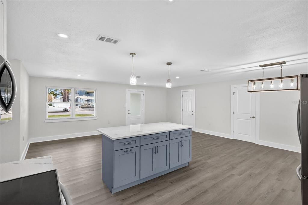 For Sale: $499,000 (3 beds, 2 baths, 1399 Square Feet)