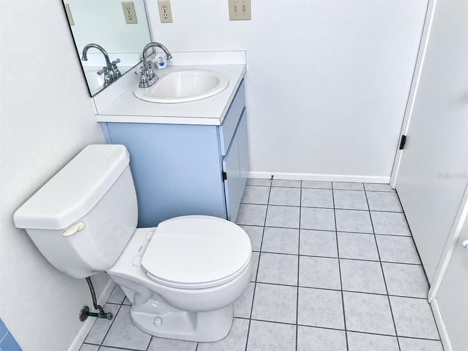 For Sale: $199,900 (2 beds, 2 baths, 994 Square Feet)