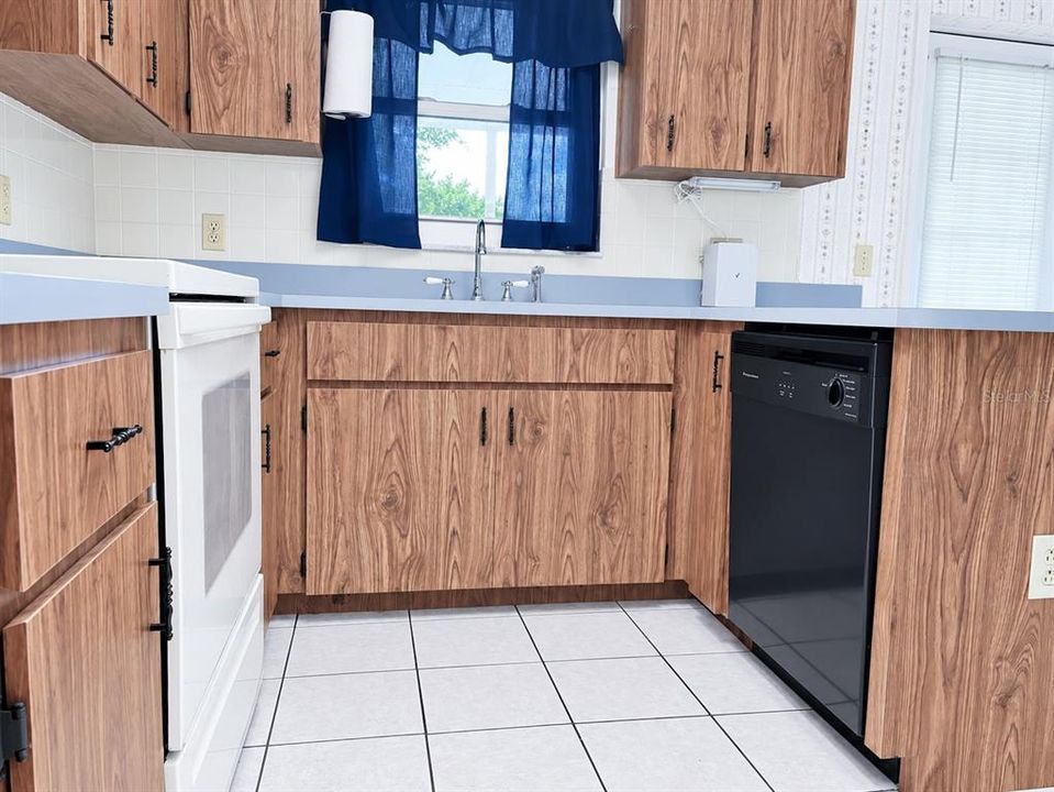 For Sale: $199,900 (2 beds, 2 baths, 994 Square Feet)