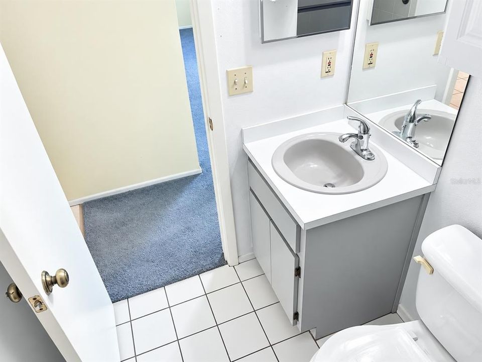For Sale: $199,900 (2 beds, 2 baths, 994 Square Feet)