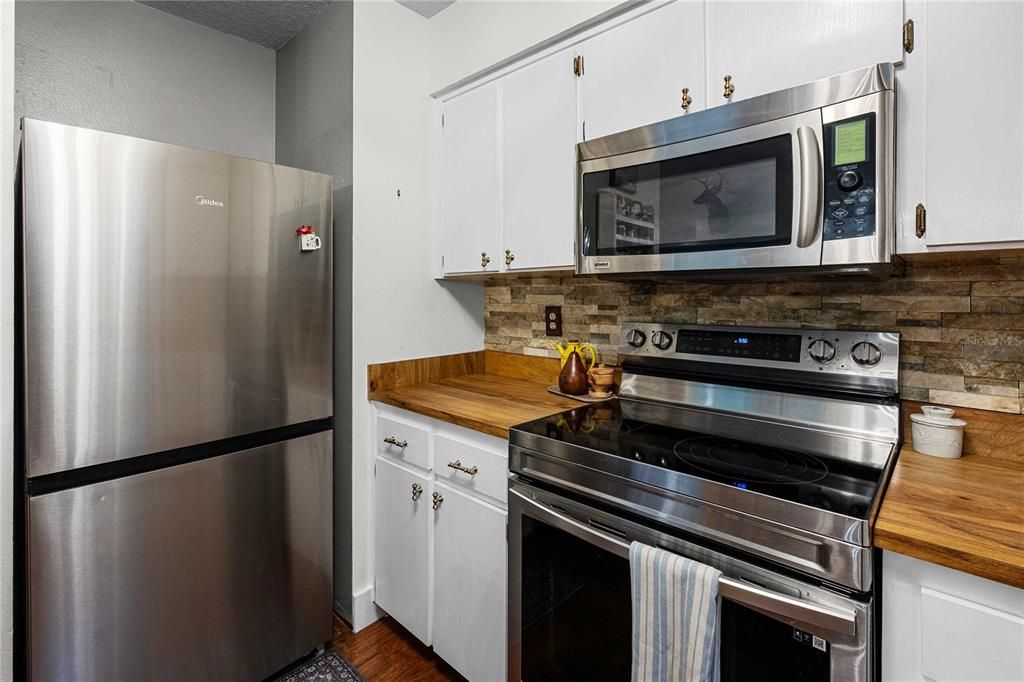 For Sale: $729,000 (5 beds, 3 baths, 2264 Square Feet)