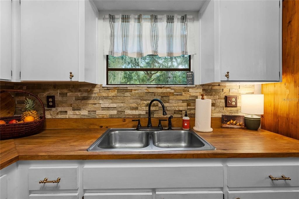 For Sale: $729,000 (5 beds, 3 baths, 2264 Square Feet)