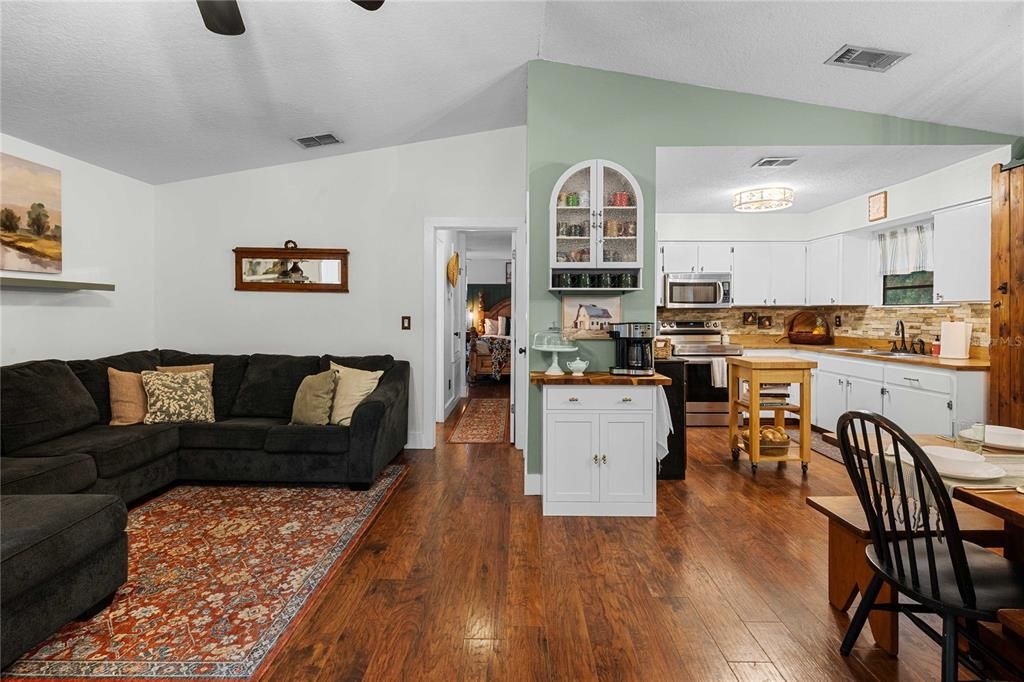 For Sale: $729,000 (5 beds, 3 baths, 2264 Square Feet)
