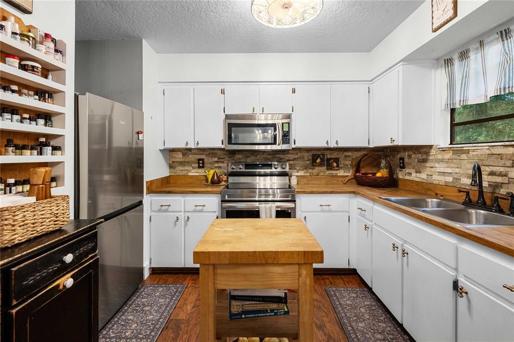 For Sale: $729,000 (5 beds, 3 baths, 2264 Square Feet)