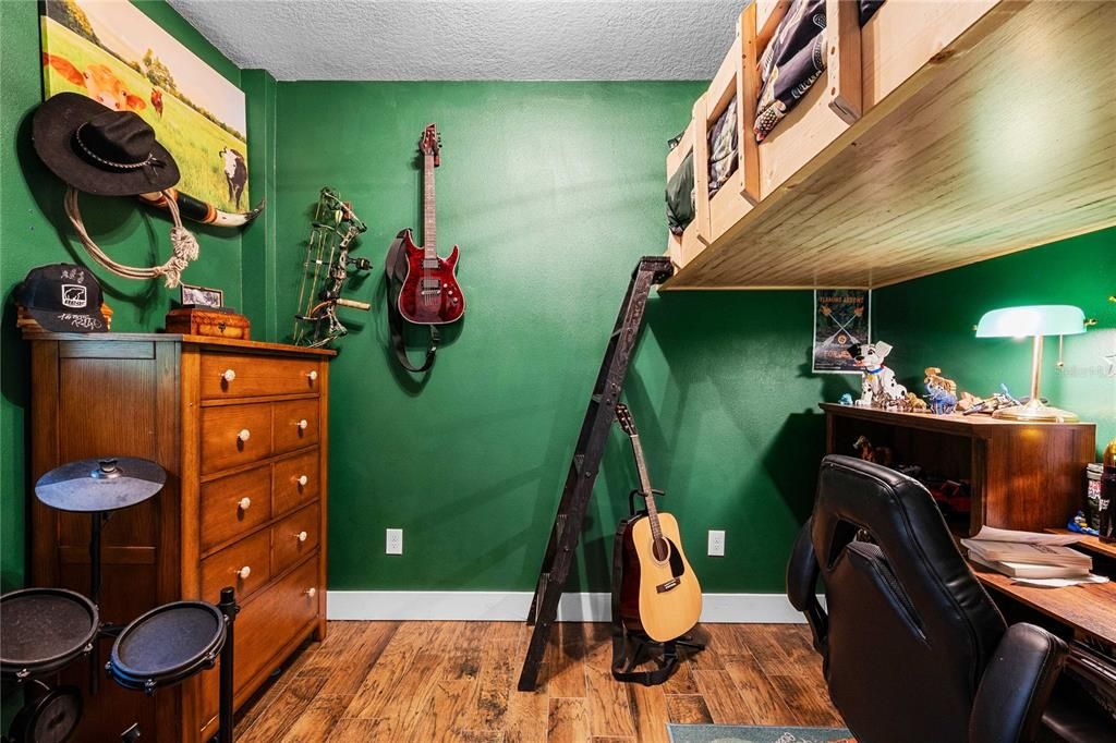 For Sale: $729,000 (5 beds, 3 baths, 2264 Square Feet)