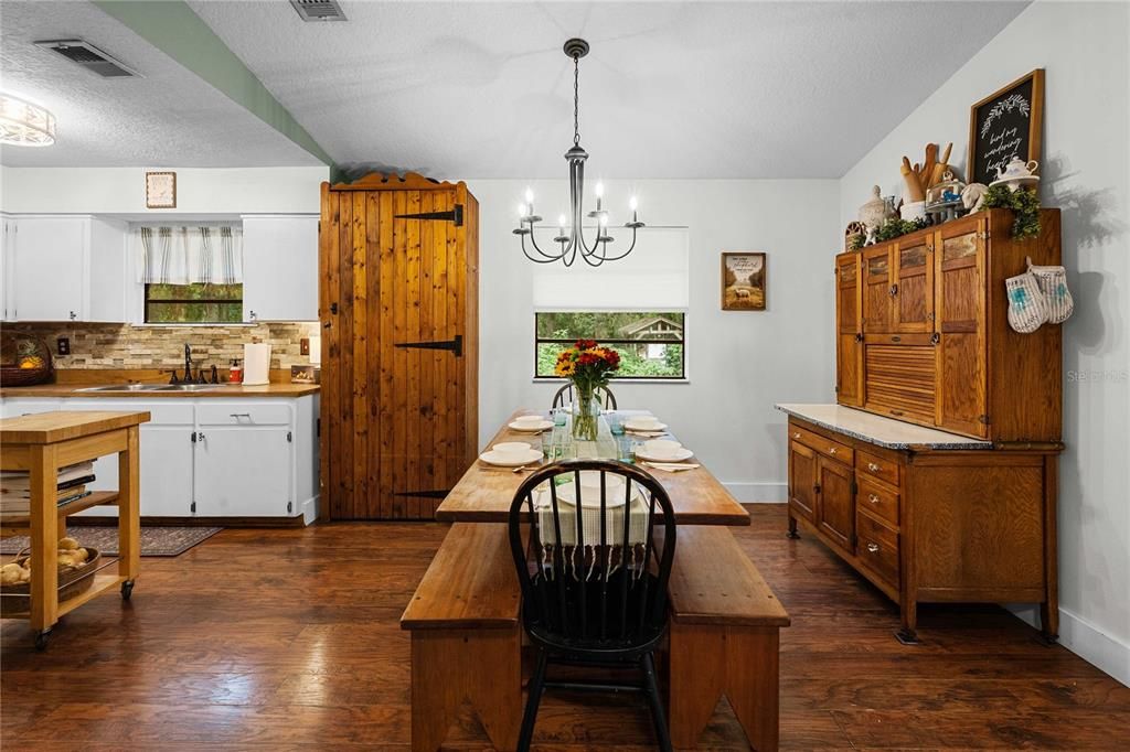 For Sale: $729,000 (5 beds, 3 baths, 2264 Square Feet)