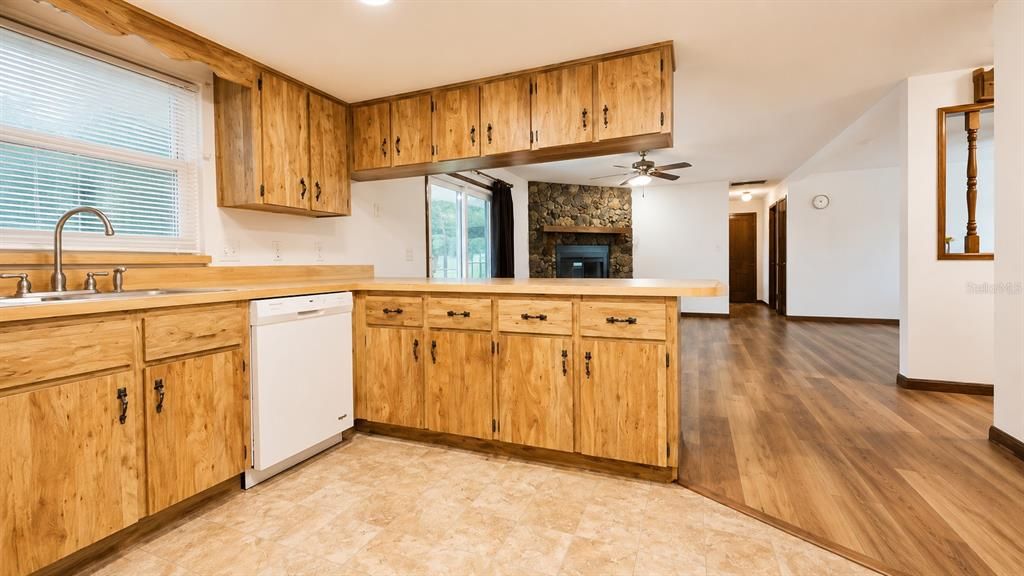 На продажу: $374,900 (3 спален, 2 ванн, 1626 Квадратных фут)