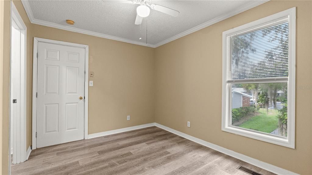 For Sale: $136,999 (2 beds, 2 baths, 800 Square Feet)