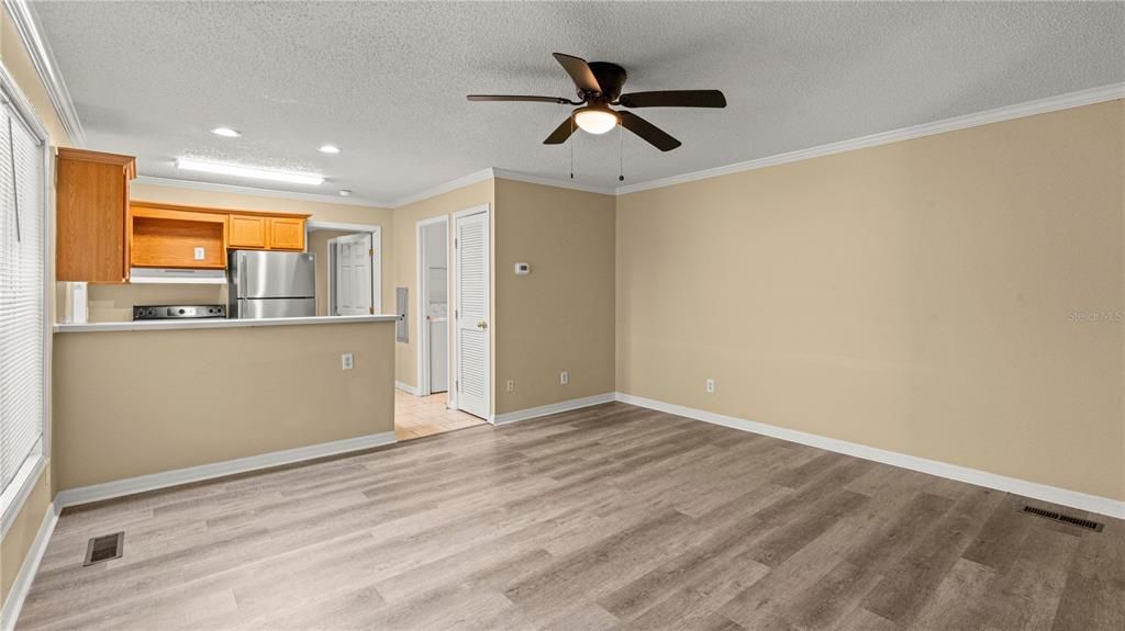 For Sale: $136,999 (2 beds, 2 baths, 800 Square Feet)