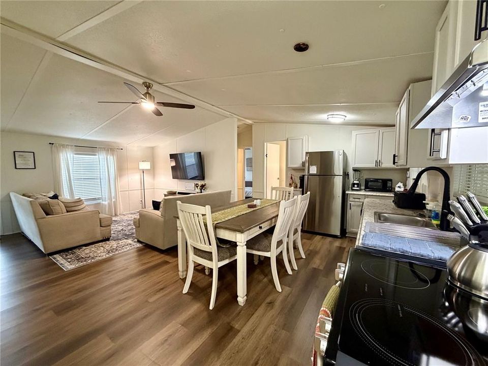For Sale: $275,000 (3 beds, 2 baths, 960 Square Feet)