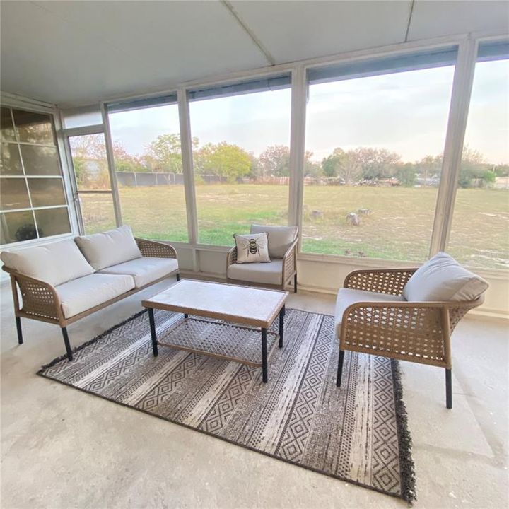 For Sale: $275,000 (3 beds, 2 baths, 960 Square Feet)