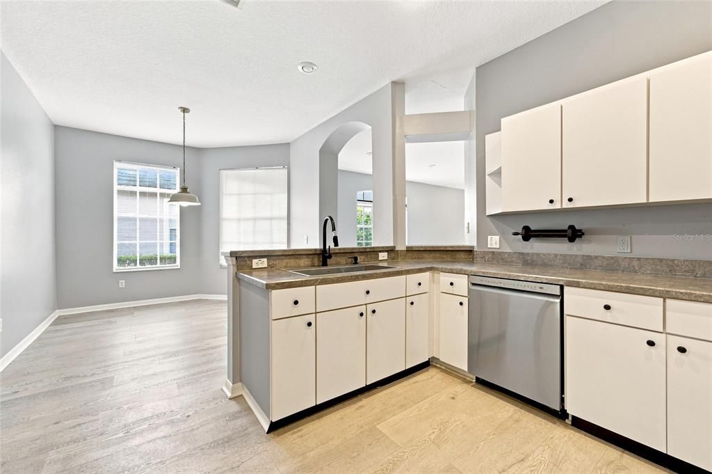 For Sale: $295,000 (2 beds, 2 baths, 1552 Square Feet)