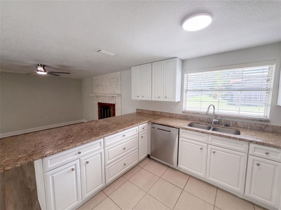 En Venta: $275,000 (4 camas, 2 baños, 1546 Pies cuadrados)