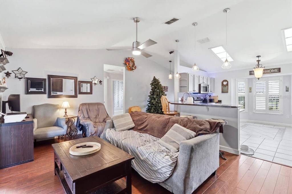 For Sale: $249,900 (3 beds, 2 baths, 1271 Square Feet)