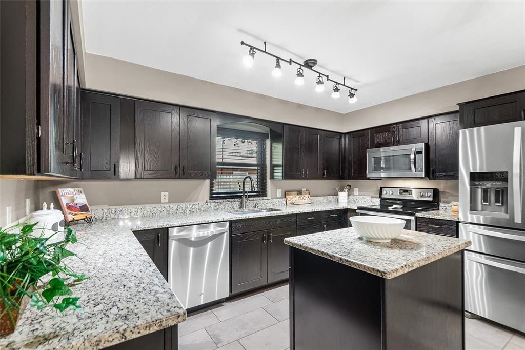For Sale: $350,000 (3 beds, 2 baths, 1701 Square Feet)