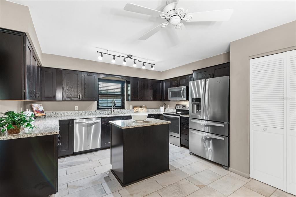 For Sale: $350,000 (3 beds, 2 baths, 1701 Square Feet)