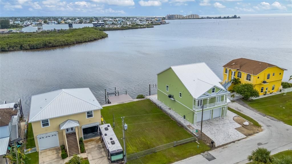 На продажу: $479,900 (0.15 acres)