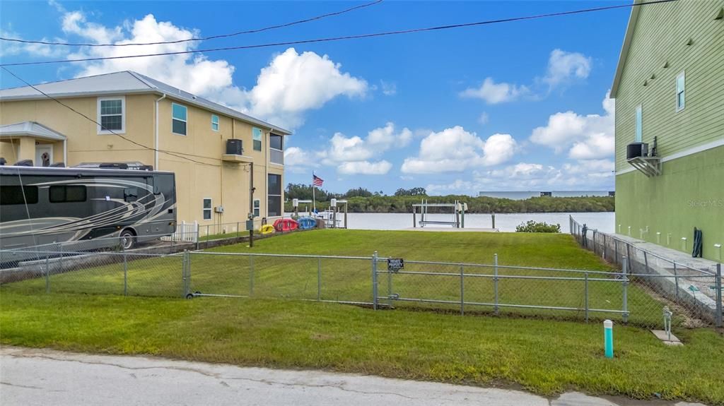 На продажу: $479,900 (0.15 acres)