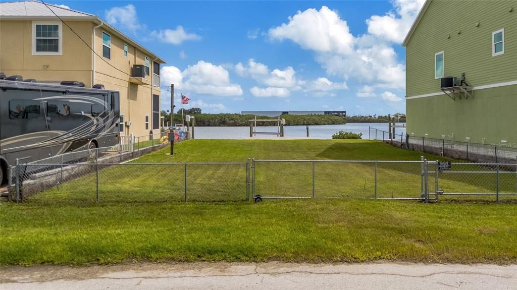 На продажу: $479,900 (0.15 acres)