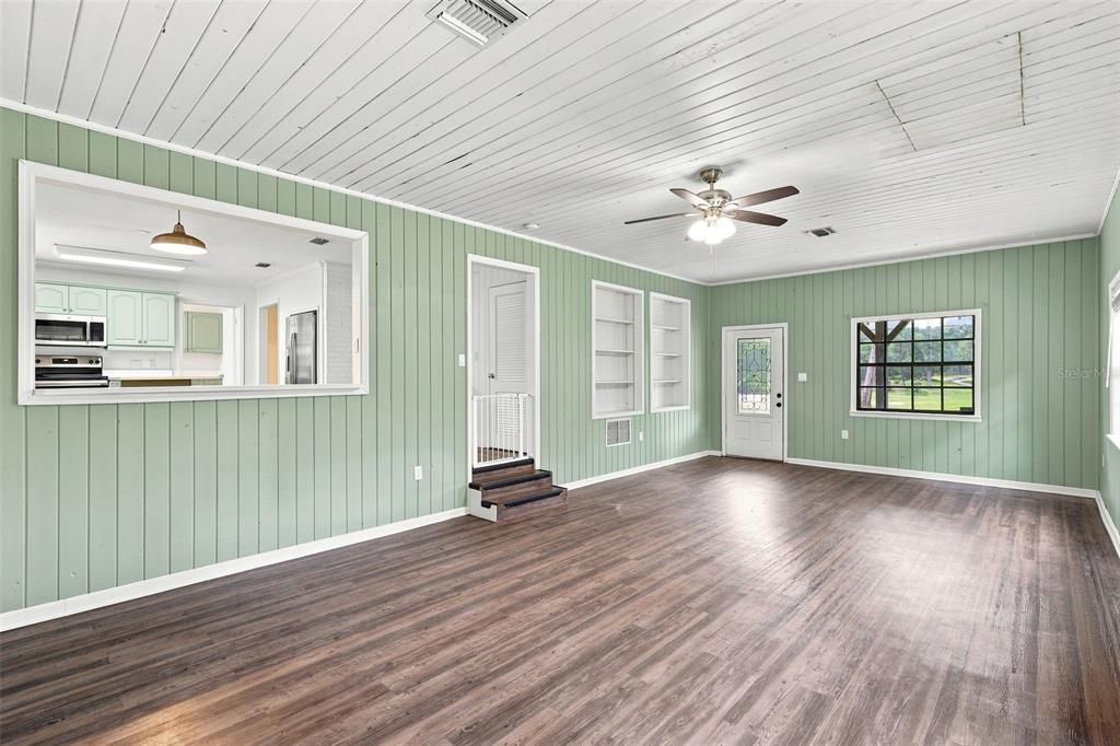 For Sale: $430,000 (2 beds, 2 baths, 1560 Square Feet)