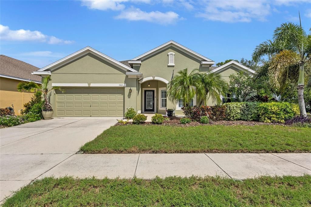 For Sale: $399,999 (4 beds, 2 baths, 2627 Square Feet)