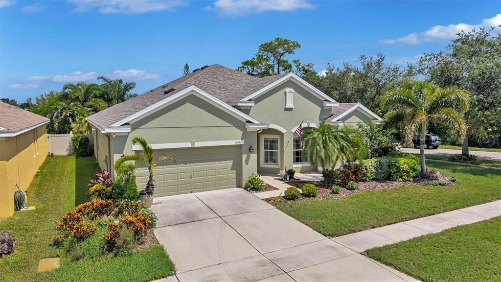 For Sale: $399,999 (4 beds, 2 baths, 2627 Square Feet)