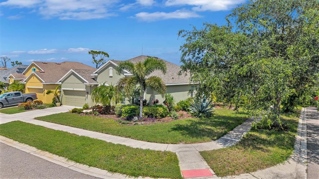 For Sale: $399,999 (4 beds, 2 baths, 2627 Square Feet)