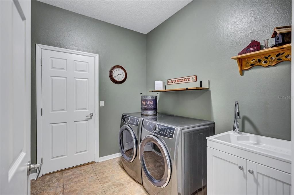 For Sale: $399,999 (4 beds, 2 baths, 2627 Square Feet)