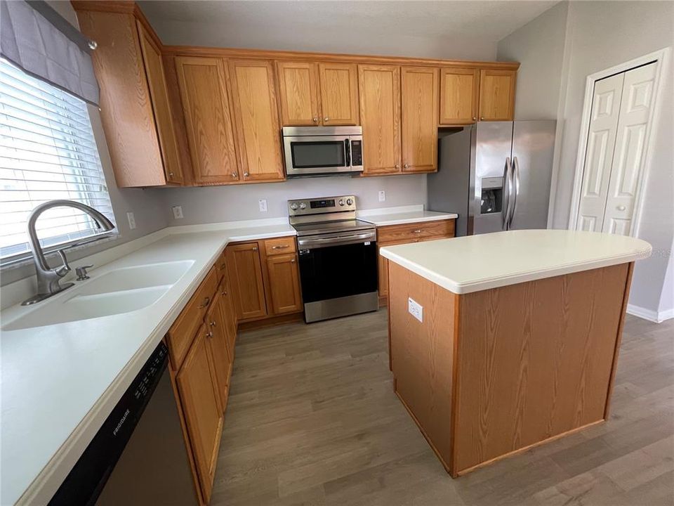 For Rent: $2,400 (3 beds, 2 baths, 1768 Square Feet)