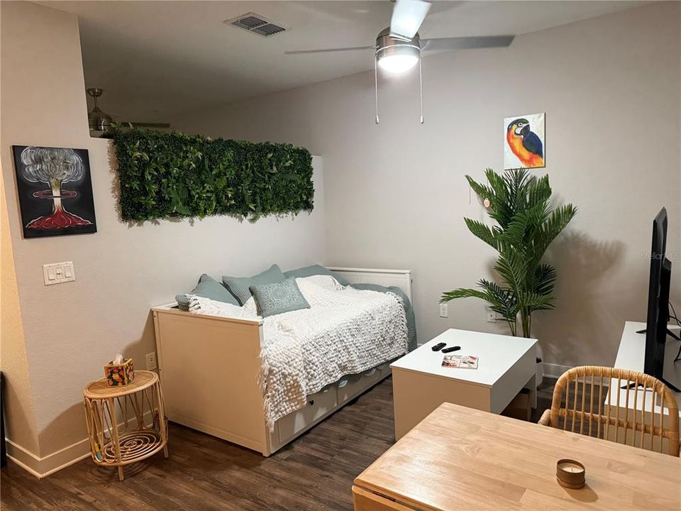 For Rent: $1,968 (1 beds, 1 baths, 577 Square Feet)