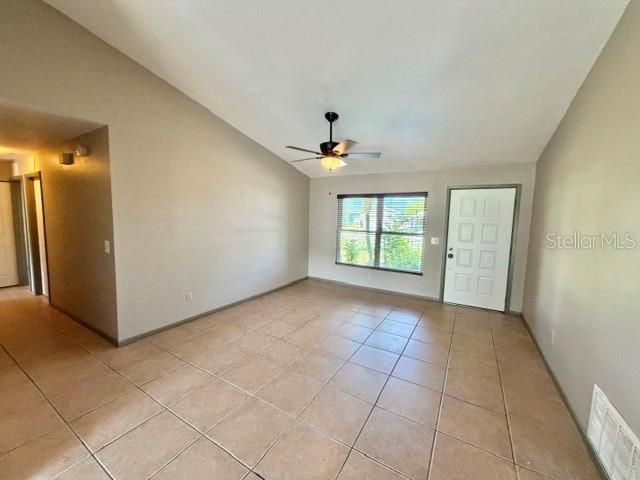 В аренду: $1,900 (4 спален, 2 ванн, 1390 Квадратных фут)