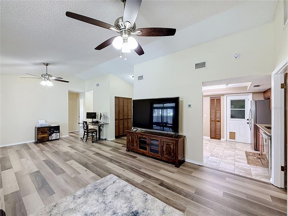 For Sale: $195,000 (3 beds, 2 baths, 1269 Square Feet)