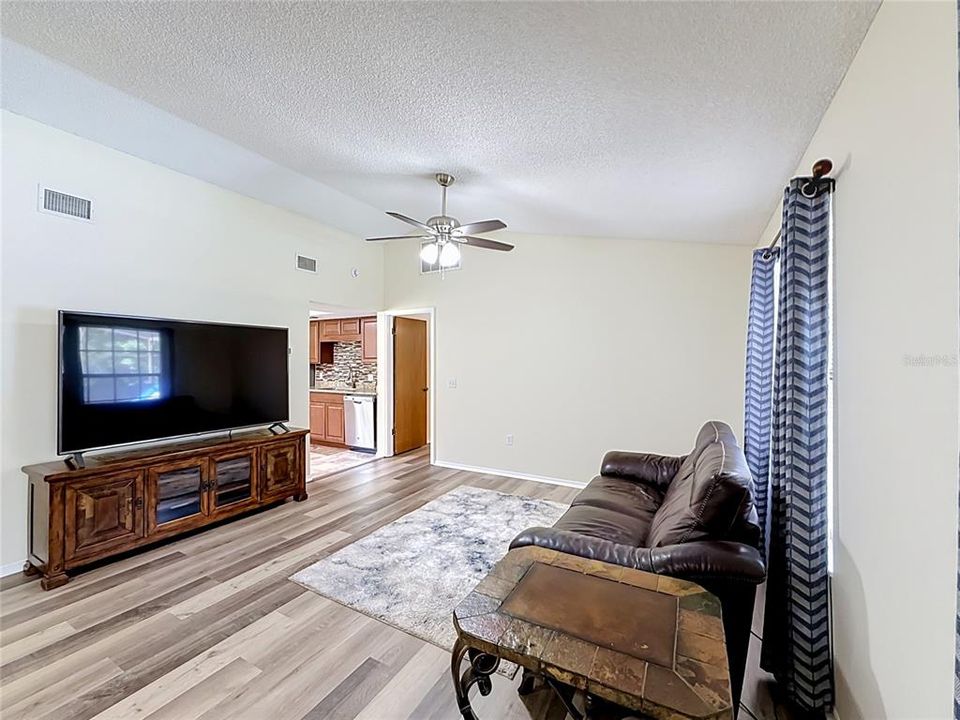 For Sale: $195,000 (3 beds, 2 baths, 1269 Square Feet)