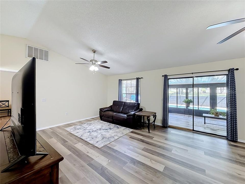 For Sale: $195,000 (3 beds, 2 baths, 1269 Square Feet)