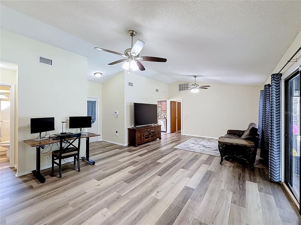 For Sale: $195,000 (3 beds, 2 baths, 1269 Square Feet)