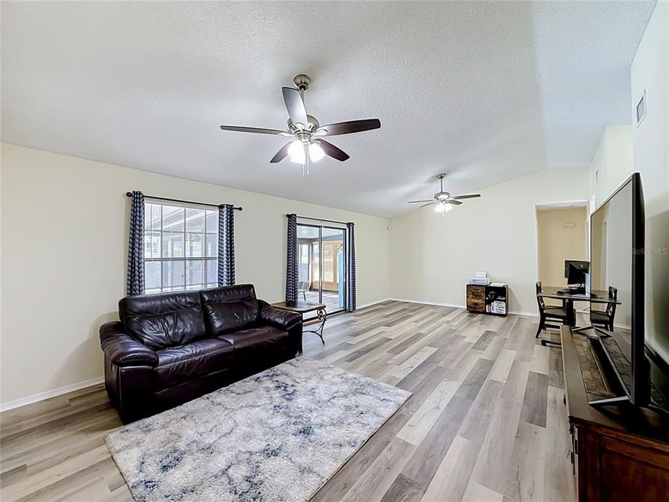 For Sale: $195,000 (3 beds, 2 baths, 1269 Square Feet)