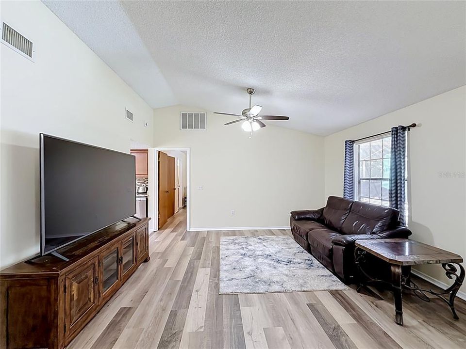 For Sale: $195,000 (3 beds, 2 baths, 1269 Square Feet)