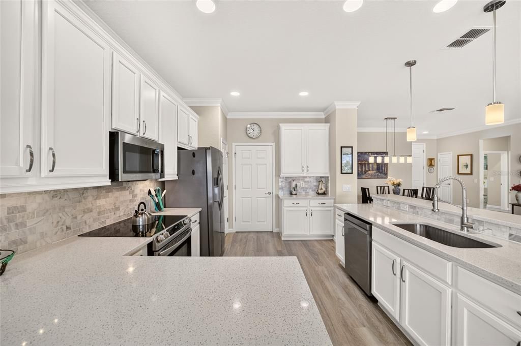 For Sale: $399,900 (3 beds, 2 baths, 1736 Square Feet)