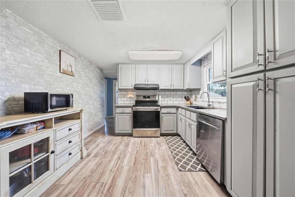 For Sale: $305,000 (3 beds, 2 baths, 1220 Square Feet)