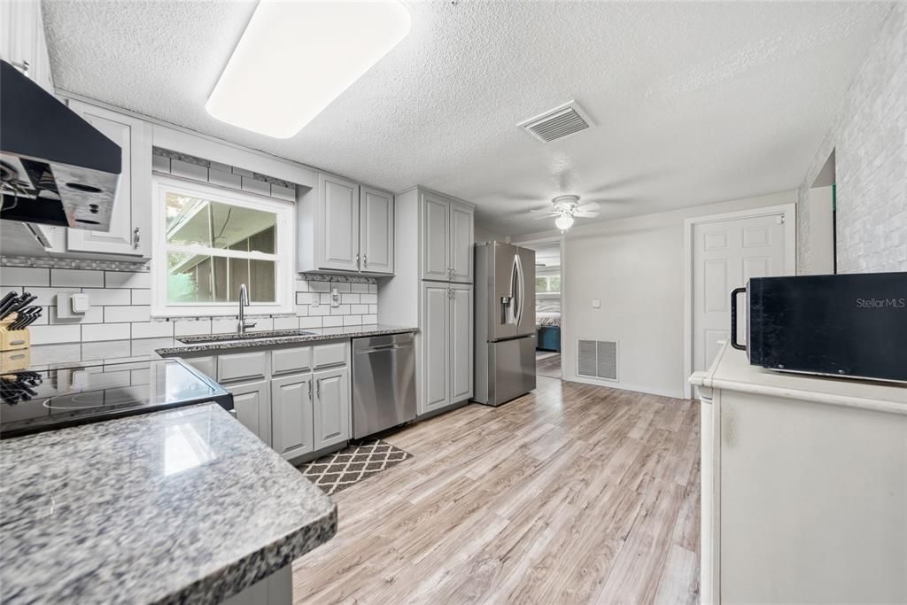 For Sale: $305,000 (3 beds, 2 baths, 1220 Square Feet)