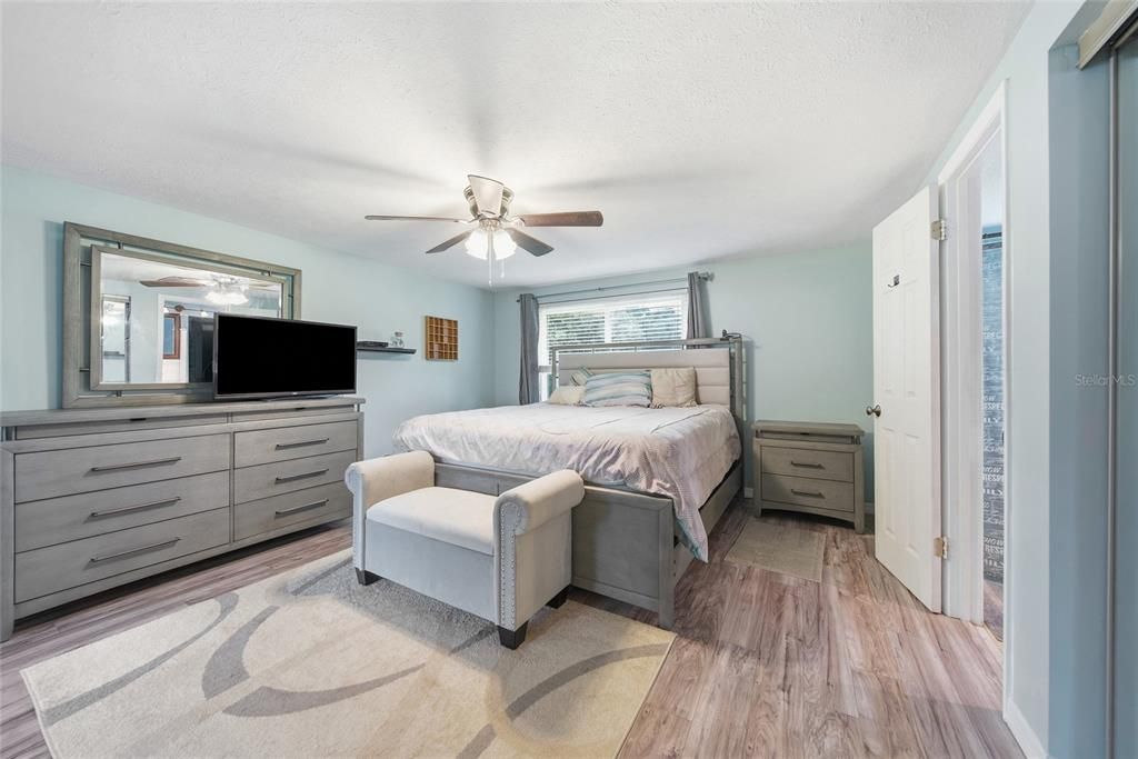For Sale: $305,000 (3 beds, 2 baths, 1220 Square Feet)