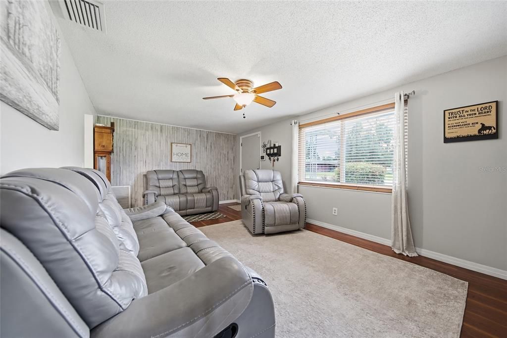 For Sale: $305,000 (3 beds, 2 baths, 1220 Square Feet)