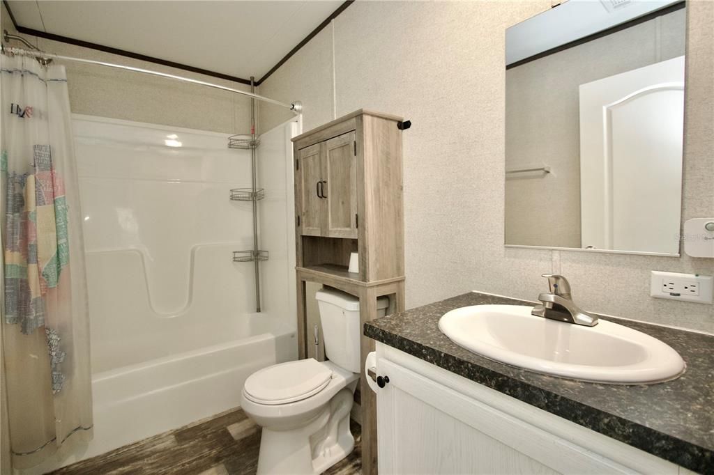 На продажу: $239,900 (4 спален, 2 ванн, 1836 Квадратных фут)