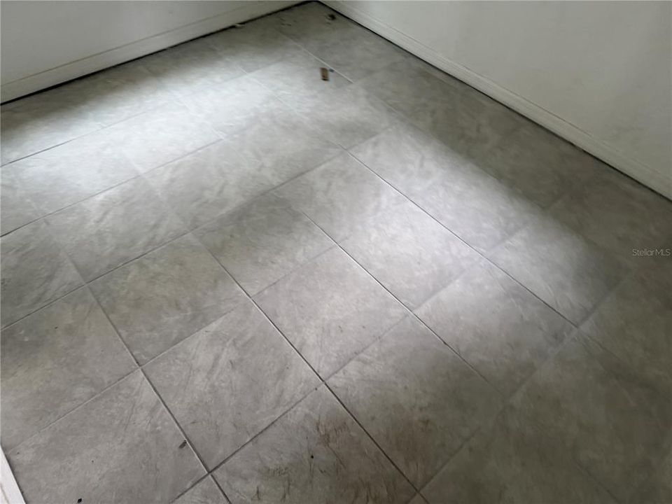 For Rent: $1,299 (2 beds, 1 baths, 888 Square Feet)