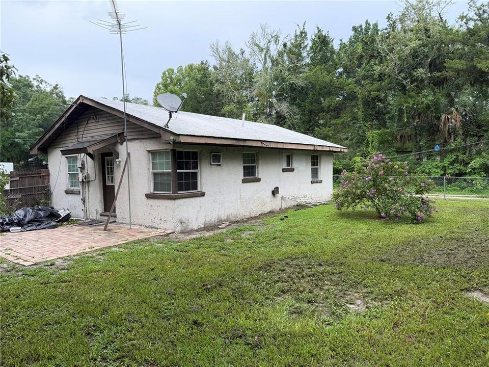 For Rent: $1,299 (2 beds, 1 baths, 888 Square Feet)